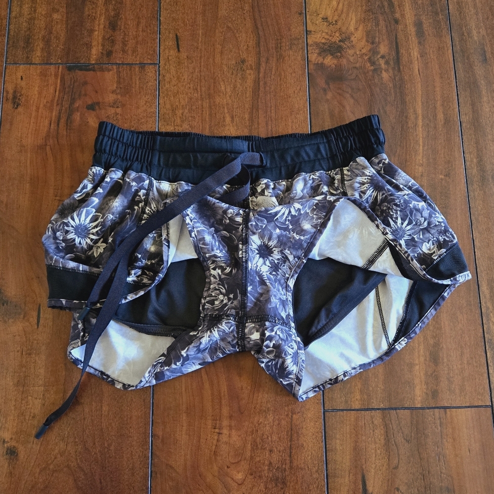 Lululemon Hotty Hot Shorts Flowabunga Black Angel Wing Low Rise Lined 2.5" Sz 6 - Picture 8 of 15